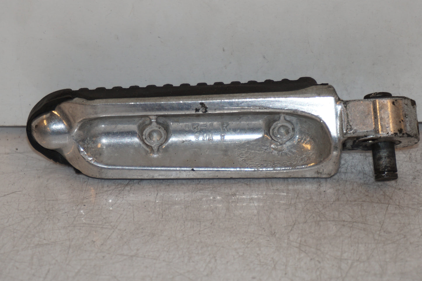 Baksidan på Fotpinne från en Suzuki GSX 600 F -2000 motorcykel.