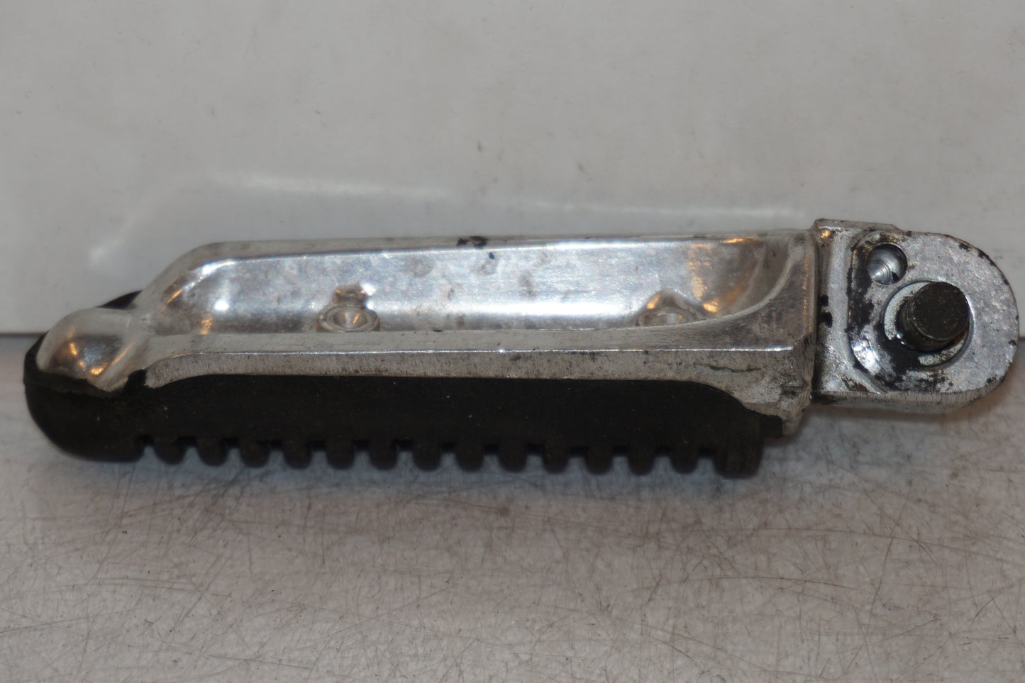 Höger sida på Fotpinne från en Suzuki GSX 600 F -2000 motorcykel.