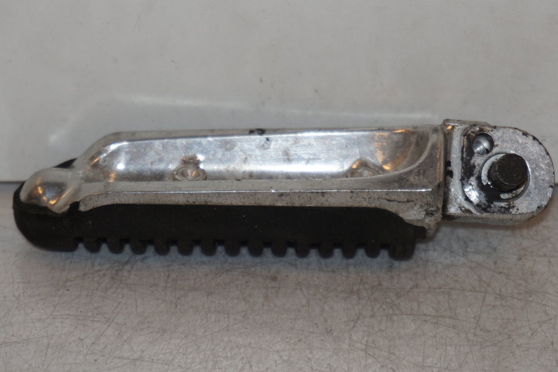 Höger sida på Fotpinne från en Suzuki GSX 600 F -2000 motorcykel.