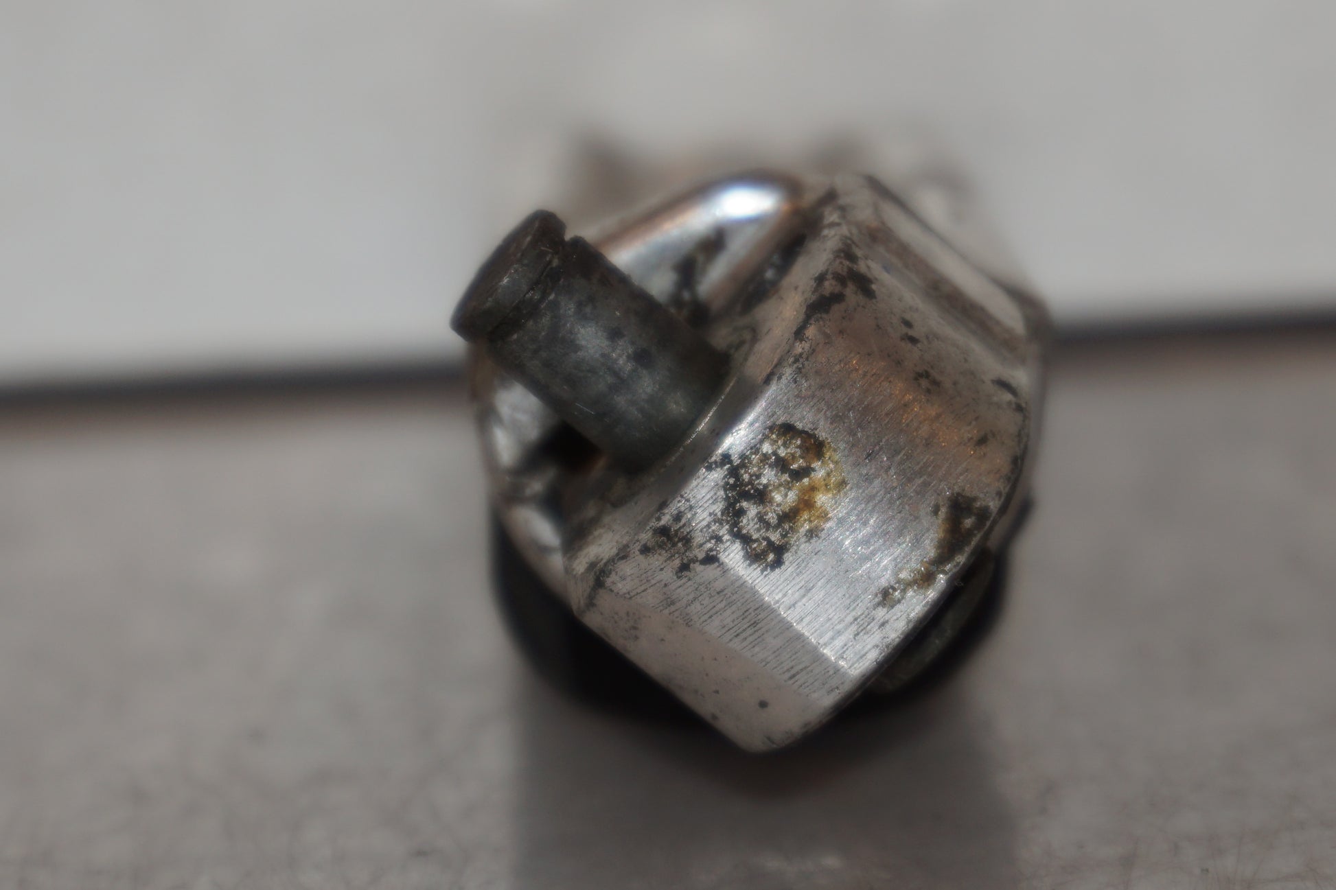 Snett uppifrån på Fotpinne från en Suzuki GSX 600 F -2000 motorcykel.