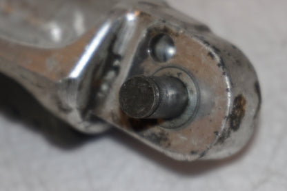 Snett nerifrån på Fotpinne från en Suzuki GSX 600 F -2000 motorcykel.