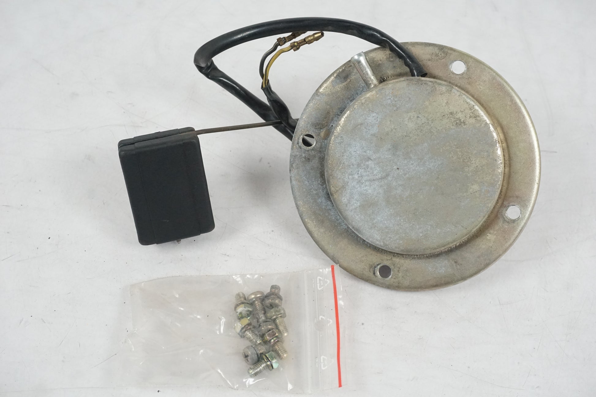 Framsidan på Bensintankgivare från en Suzuki GSX 600 F -1988 motorcykel.