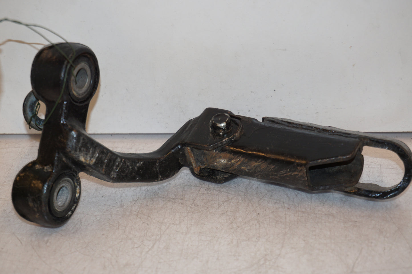 Baksidan på Fotpinne från en Suzuki DR 650 -1995 motorcykel.