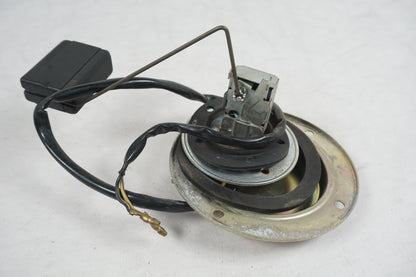 Snett nerifrån på Bensintankgivare från en Suzuki GSX 600 F -1988 motorcykel.