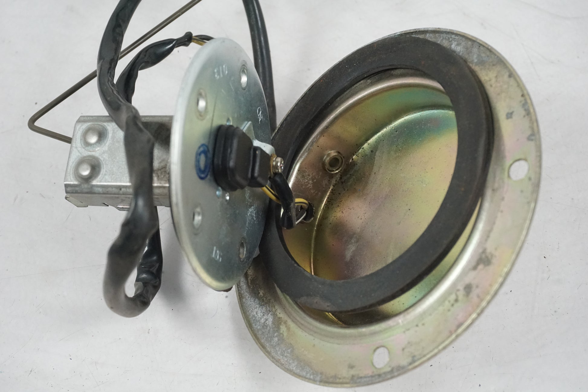 Extrabild1 på Bensintankgivare från en Suzuki GSX 600 F -1988 motorcykel.