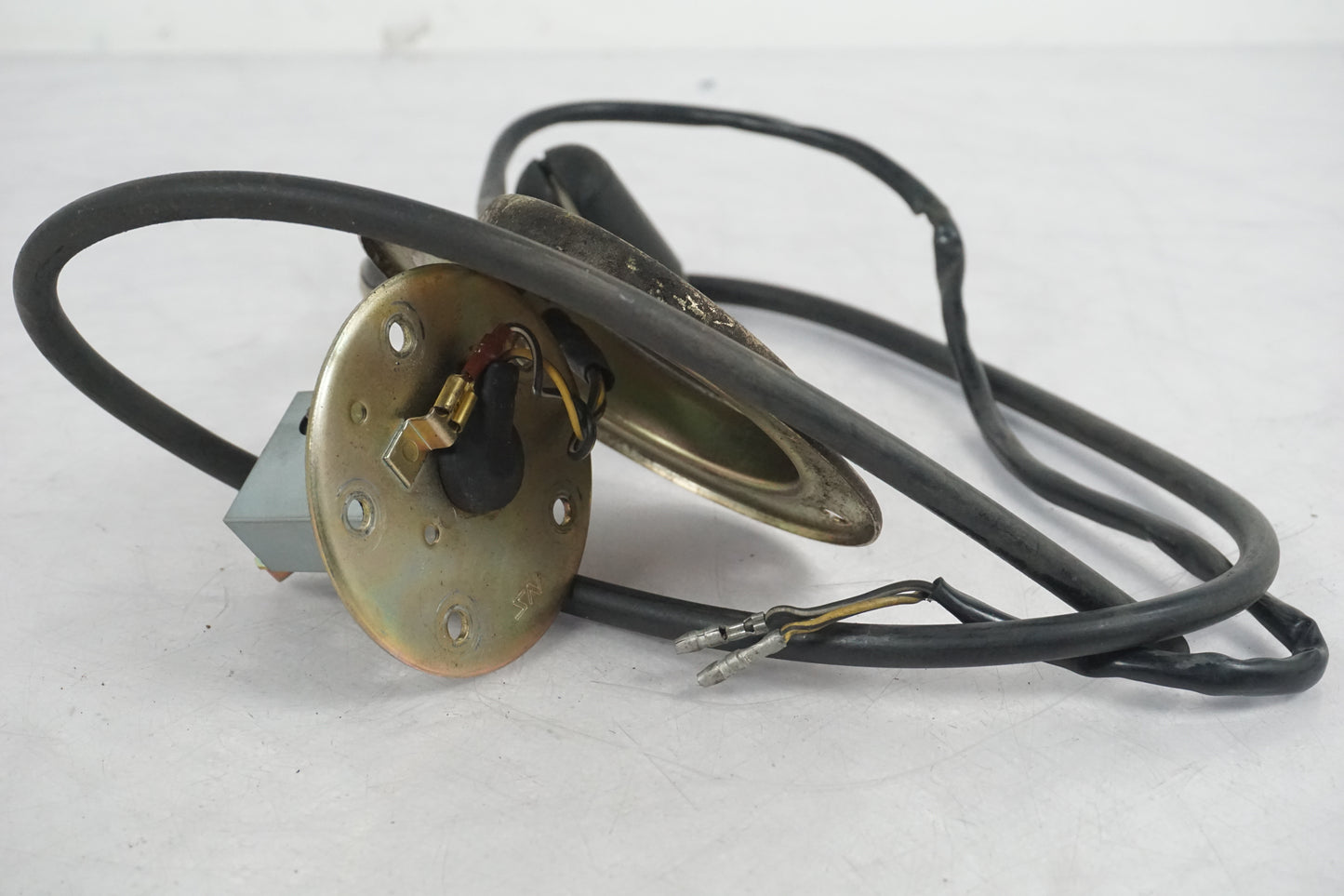 Vänster sida på Bensintankgivare från en Suzuki GSX 1100 F -1990 motorcykel.