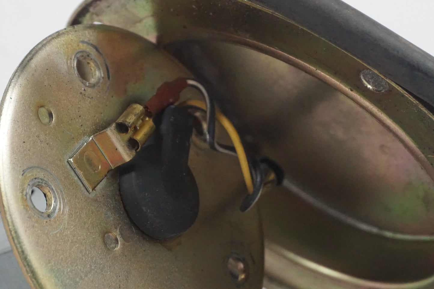 Snett nerifrån på Bensintankgivare från en Suzuki GSX 1100 F -1990 motorcykel.