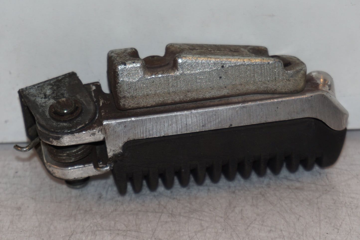 Snett nerifrån på Fotpinne från en Suzuki GSF 1200 -2006 motorcykel.