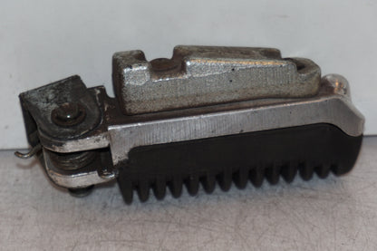 Snett nerifrån på Fotpinne från en Suzuki GSF 1200 -2006 motorcykel.