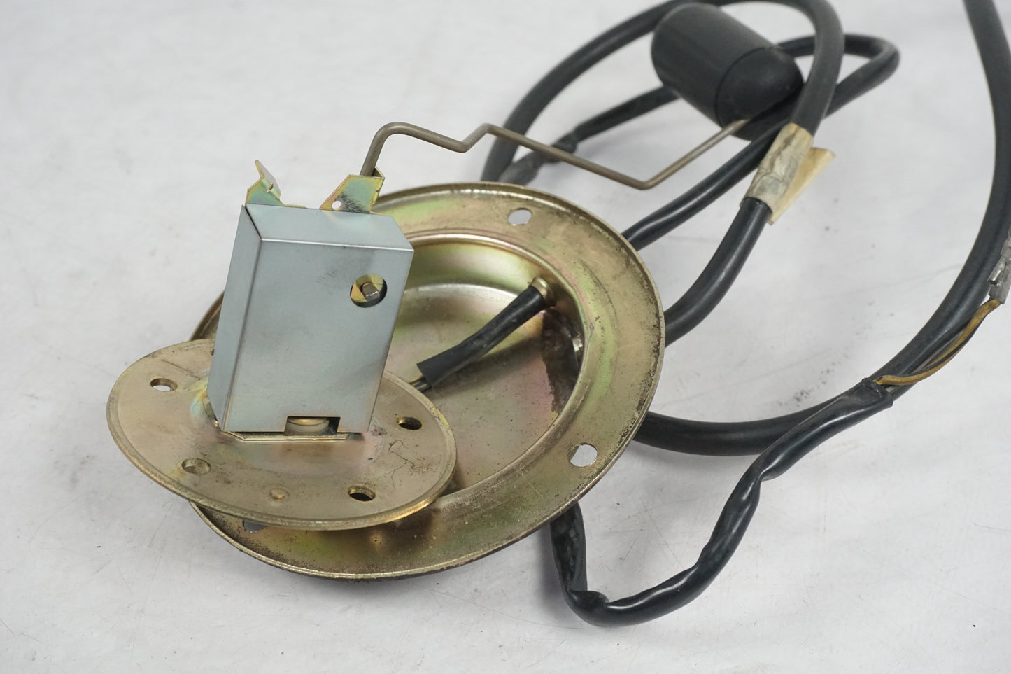 Extrabild2 på Bensintankgivare från en Suzuki GSX 1100 F -1990 motorcykel.