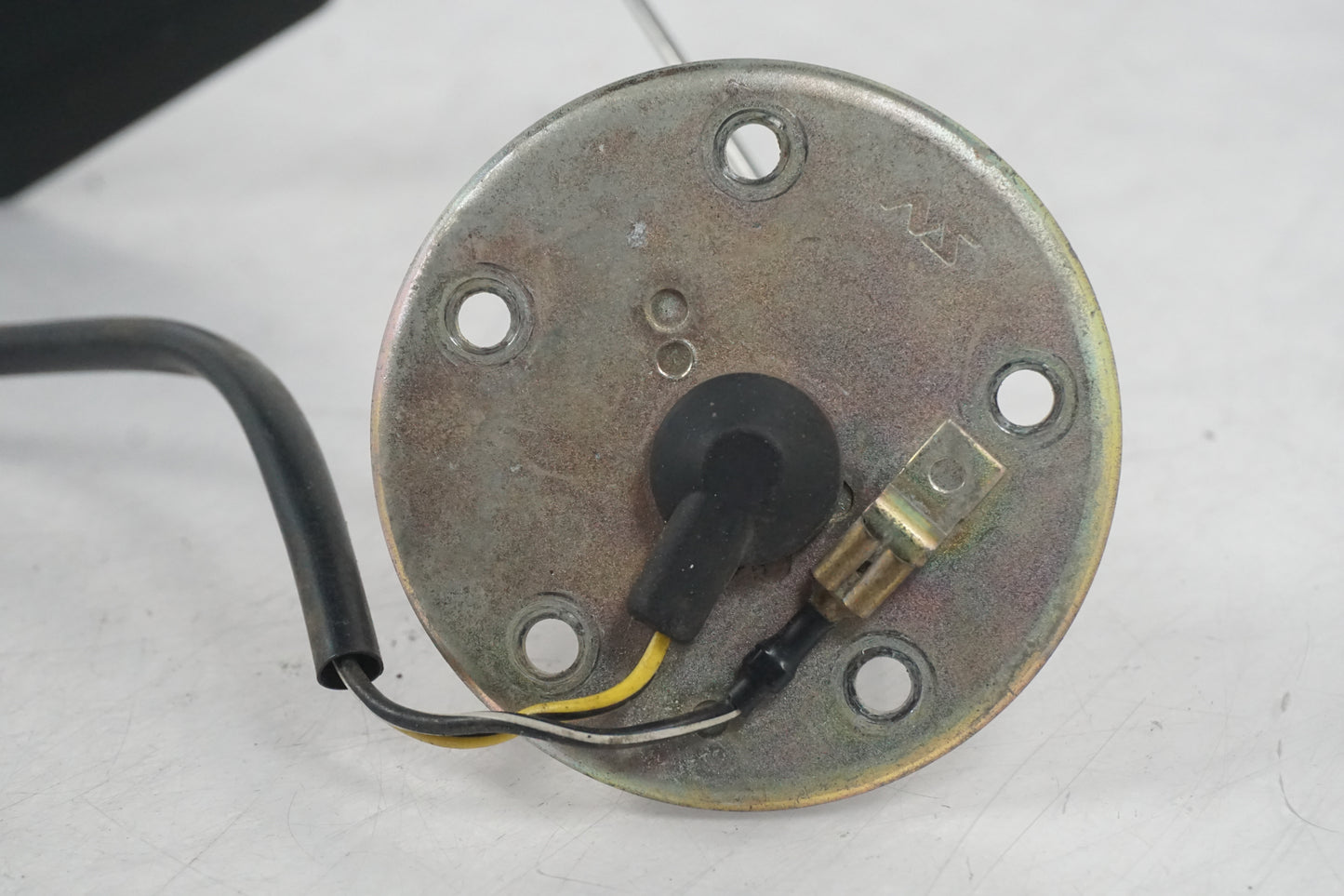 Baksidan på Bensintankgivare från en Suzuki VL 1500 -1998 motorcykel.