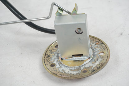 Vänster sida på Bensintankgivare från en Suzuki VL 1500 -1998 motorcykel.