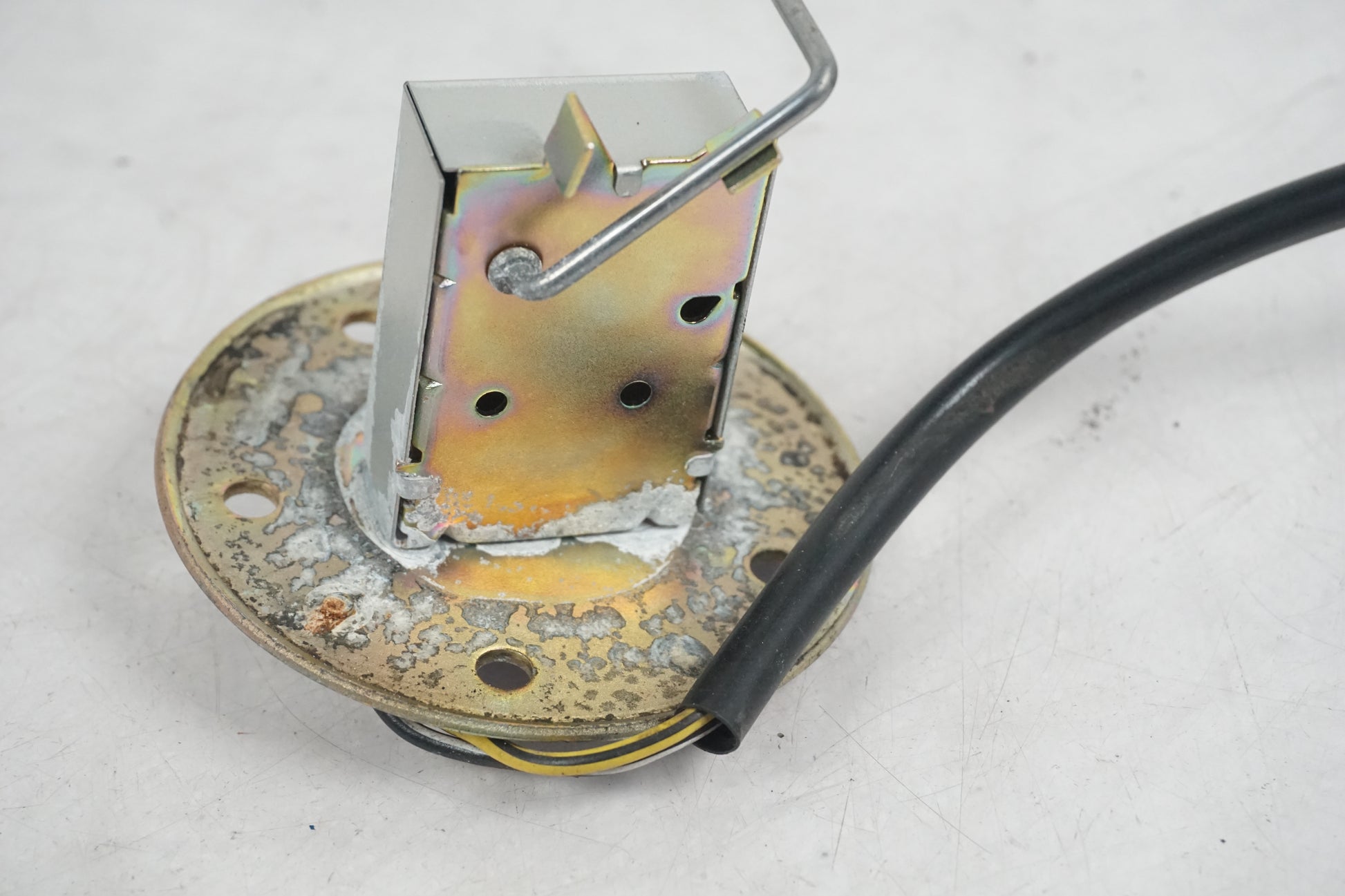 Snett uppifrån på Bensintankgivare från en Suzuki VL 1500 -1998 motorcykel.