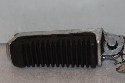 Vänster sida på Fotpinne från en Suzuki GSX 1400 -2003 motorcykel.