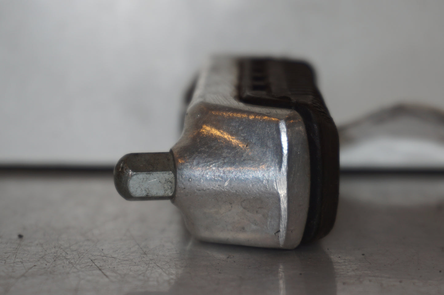 Snett uppifrån på Fotpinne från en Suzuki GSX 1400 -2003 motorcykel.