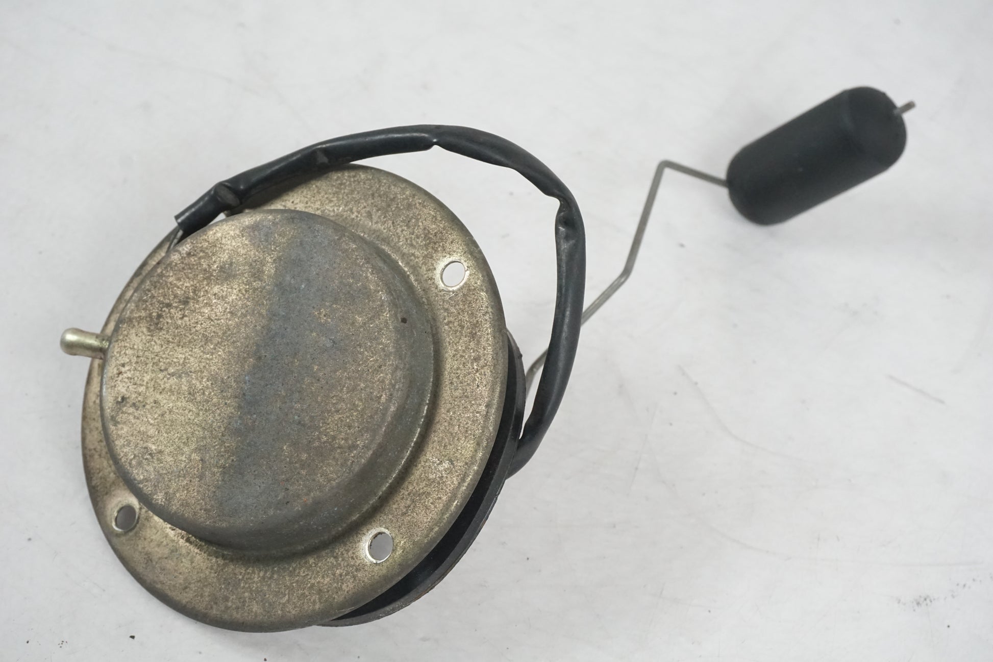 Framsidan på Bensintankgivare från en Suzuki GSX 1100 F -1988 motorcykel.