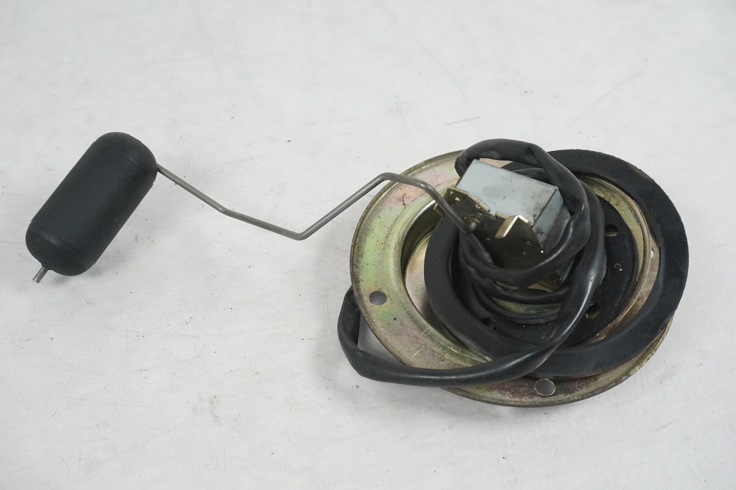 Höger sida på Bensintankgivare från en Suzuki GSX 1100 F -1988 motorcykel.