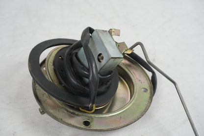 Vänster sida på Bensintankgivare från en Suzuki GSX 1100 F -1988 motorcykel.