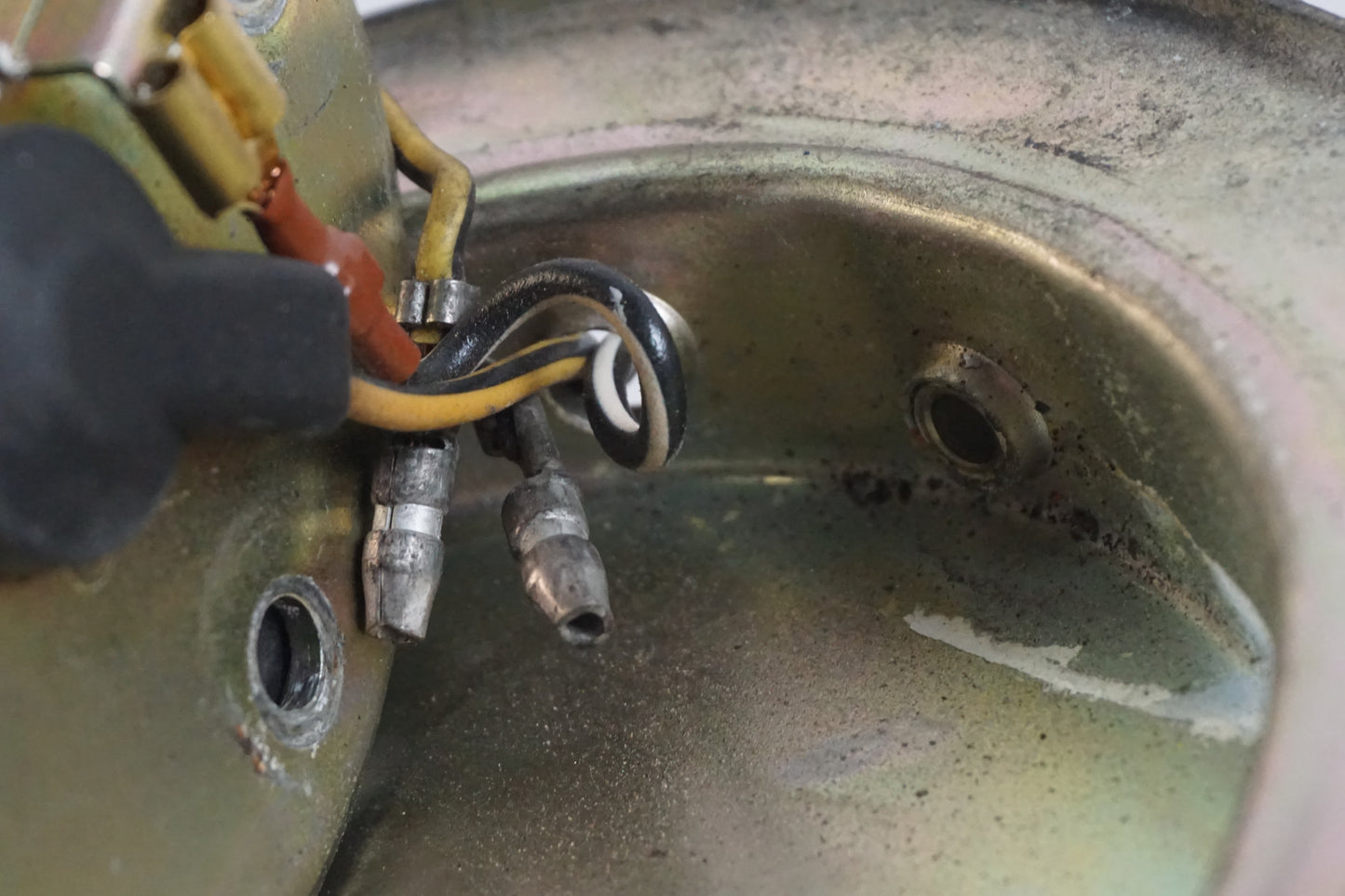 Snett nerifrån på Bensintankgivare från en Suzuki GSX 1100 F -1988 motorcykel.