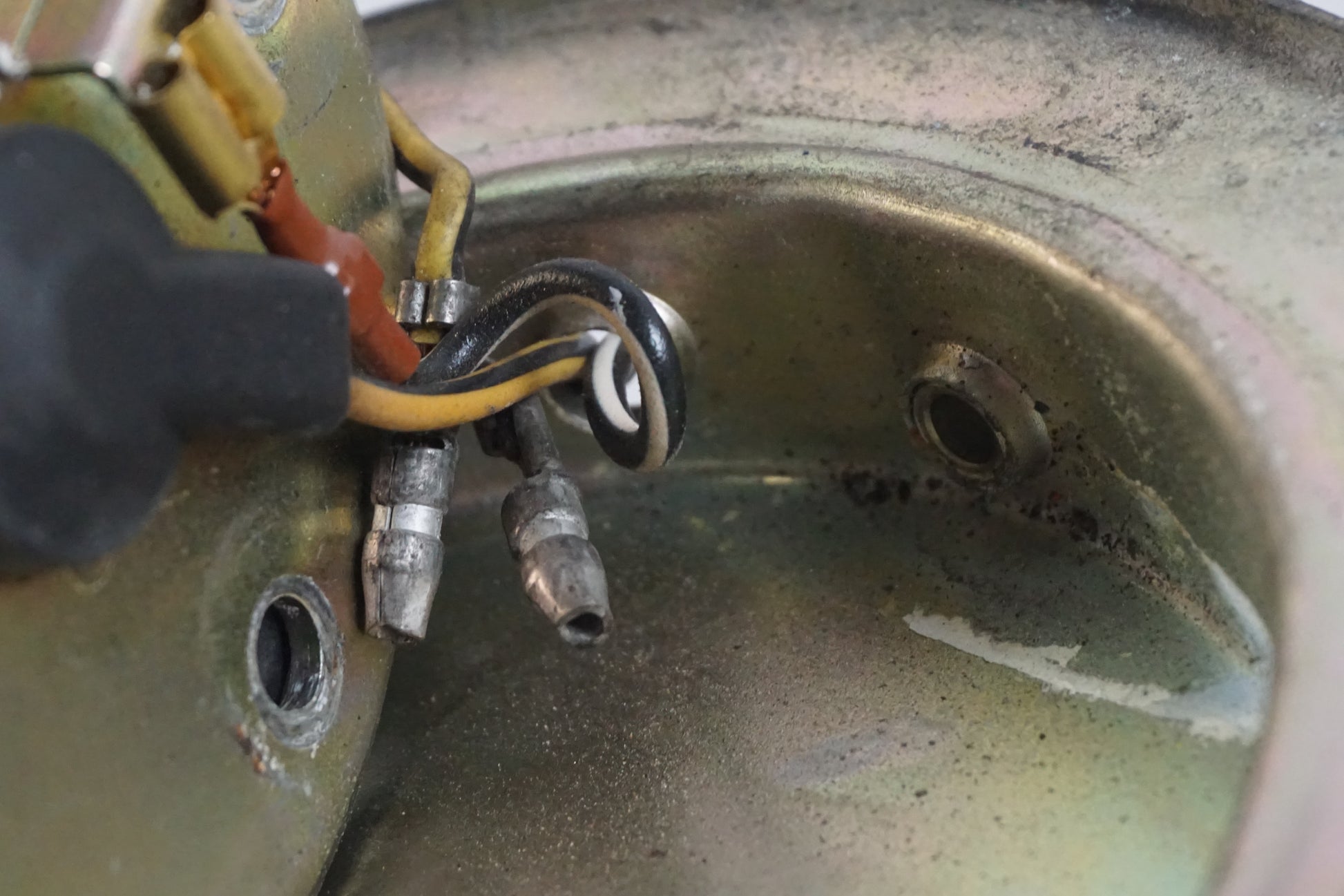 Snett nerifrån på Bensintankgivare från en Suzuki GSX 1100 F -1988 motorcykel.