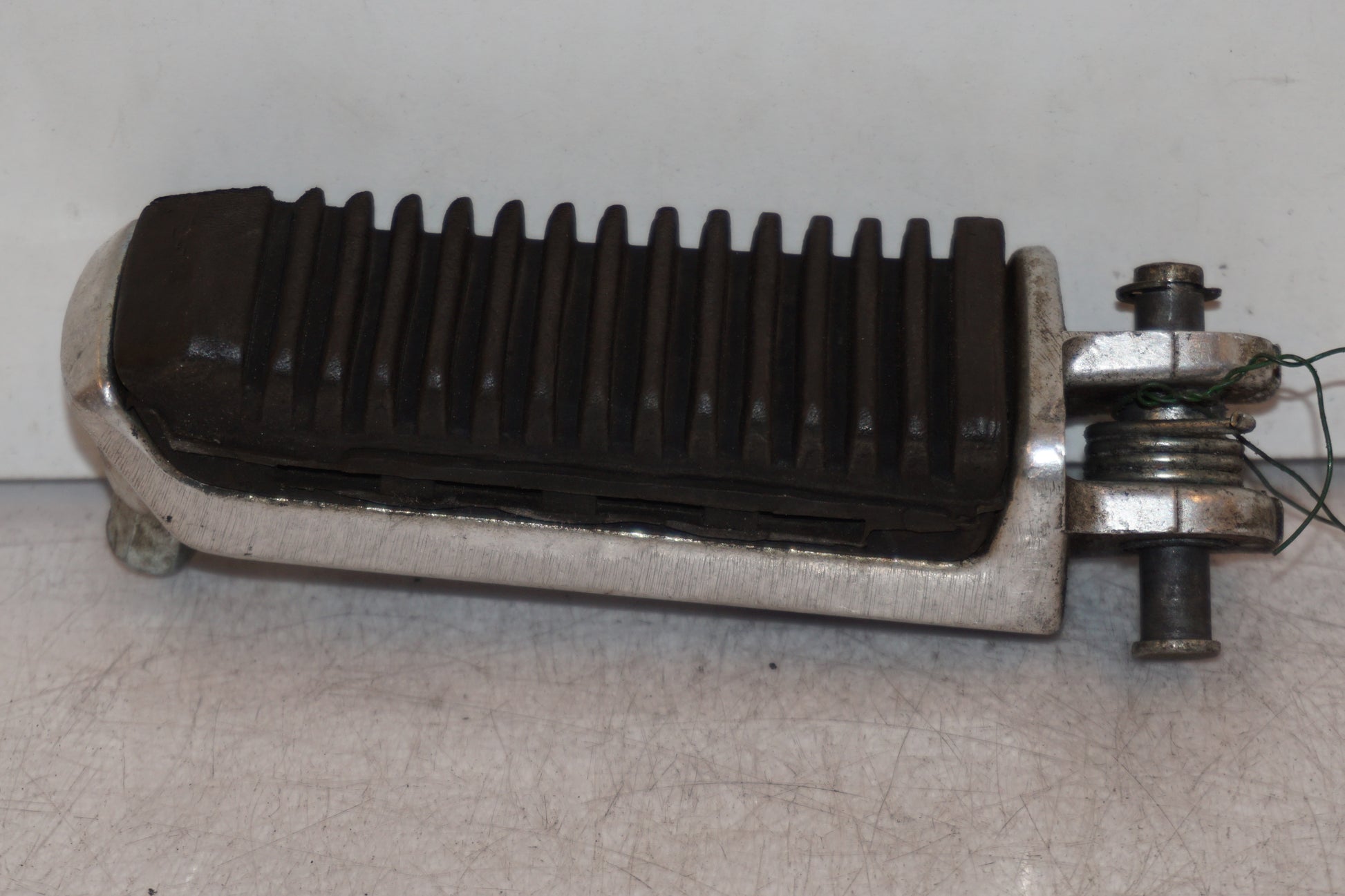 Framsidan på Fotpinne från en Suzuki GSX 1400 -2002 motorcykel.