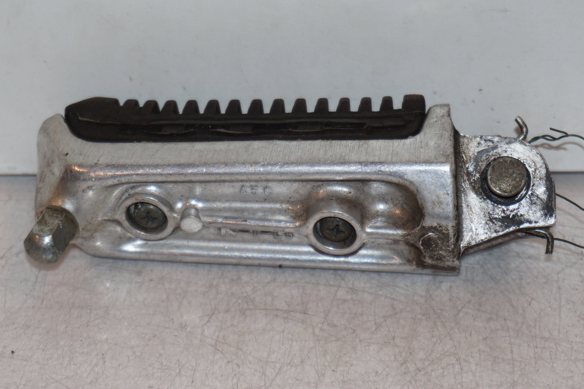 Baksidan på Fotpinne från en Suzuki GSX 1400 -2002 motorcykel.