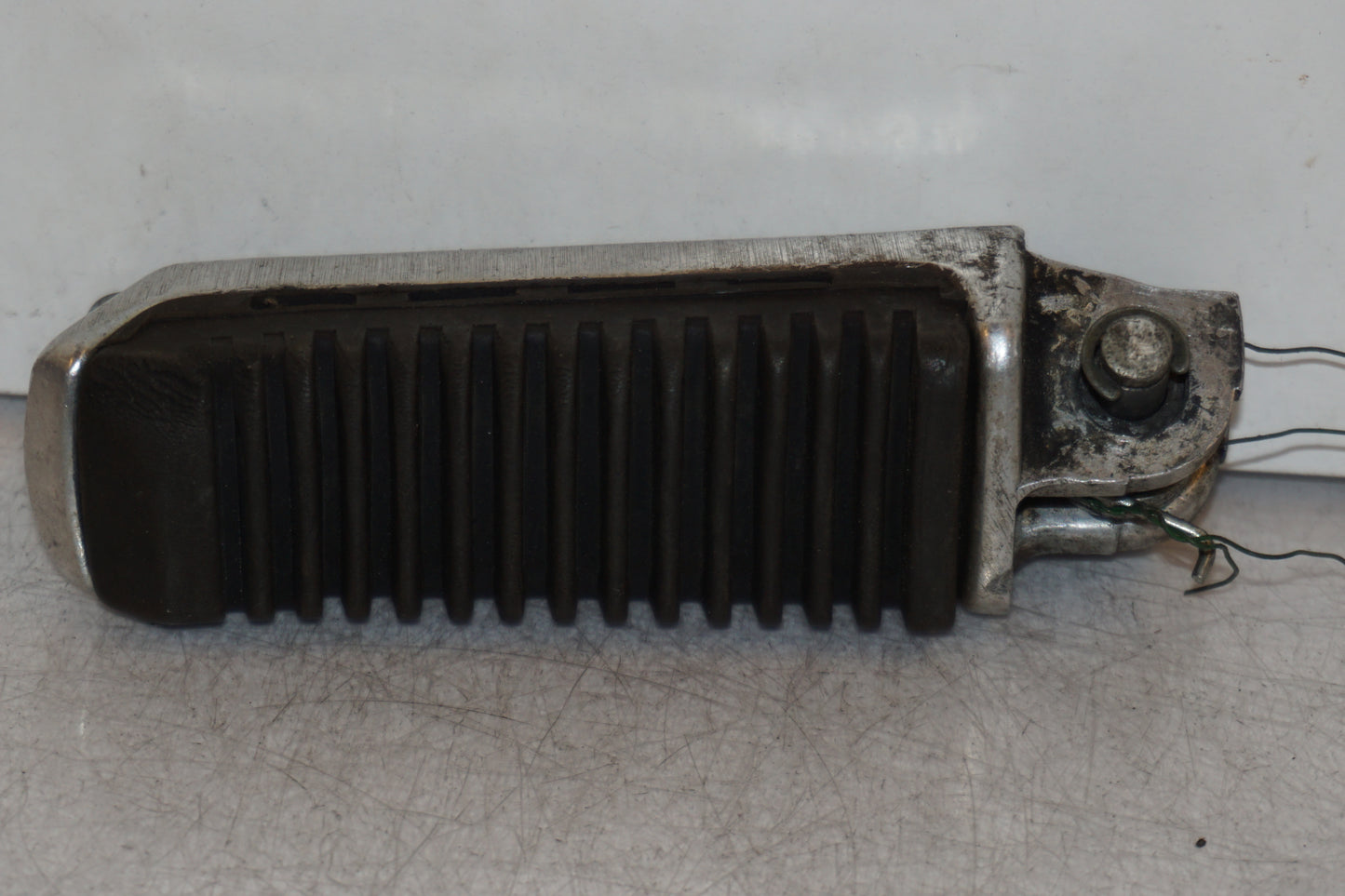 Vänster sida på Fotpinne från en Suzuki GSX 1400 -2002 motorcykel.