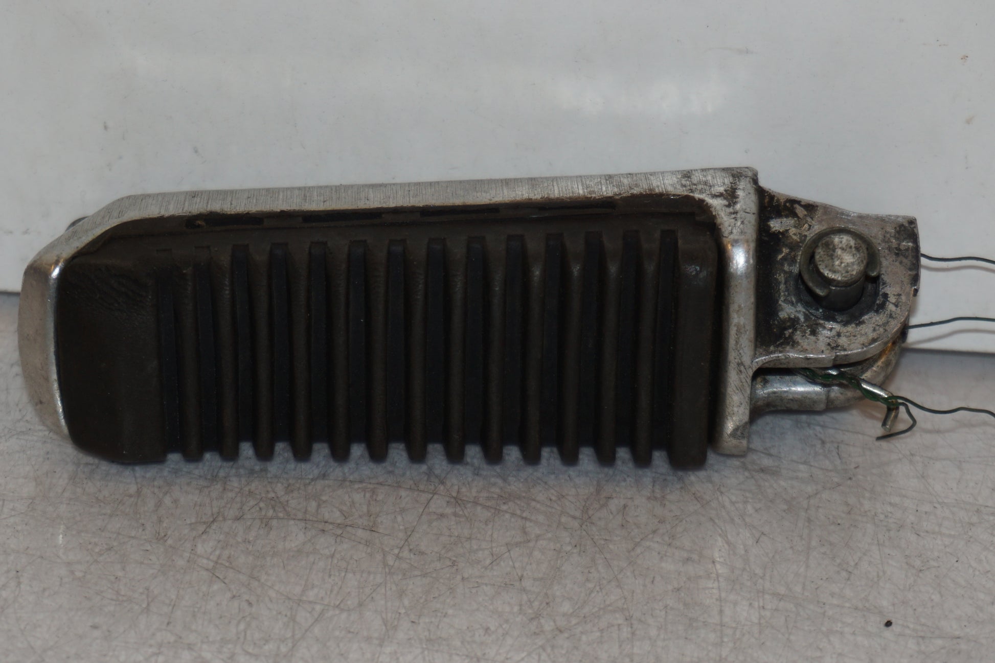 Vänster sida på Fotpinne från en Suzuki GSX 1400 -2002 motorcykel.