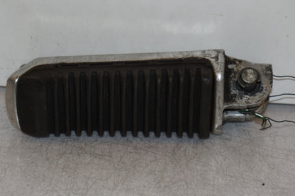 Vänster sida på Fotpinne från en Suzuki GSX 1400 -2002 motorcykel.