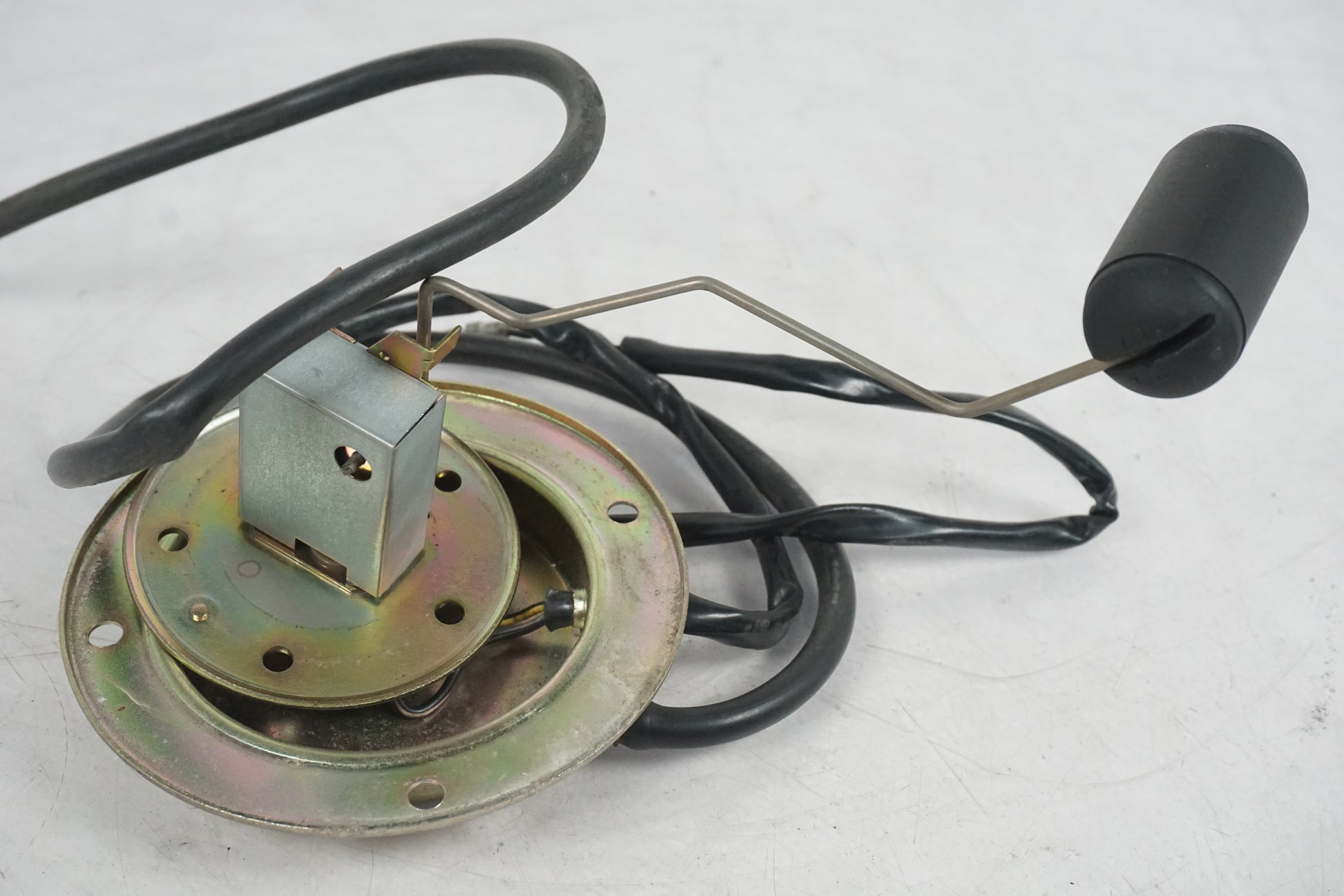 Vänster sida på Bensinmätare från en Suzuki GSX 1100 F -1991 motorcykel.