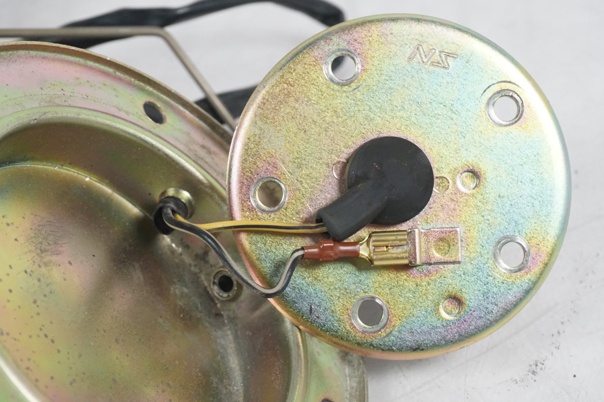 Snett nerifrån på Bensinmätare från en Suzuki GSX 1100 F -1991 motorcykel.