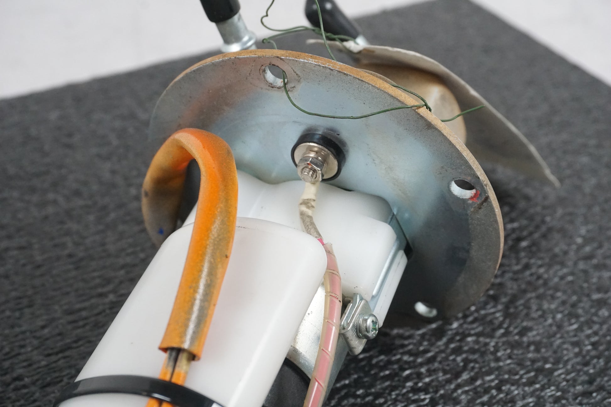 Vänster sida på Bensinpump insprut från en Kawasaki Z 750 -2008 motorcykel.