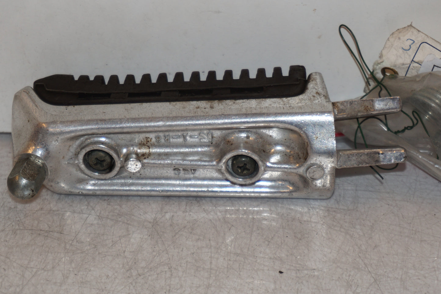 Höger sida på Fotpinne från en Suzuki GSX 1400 -2003 motorcykel.