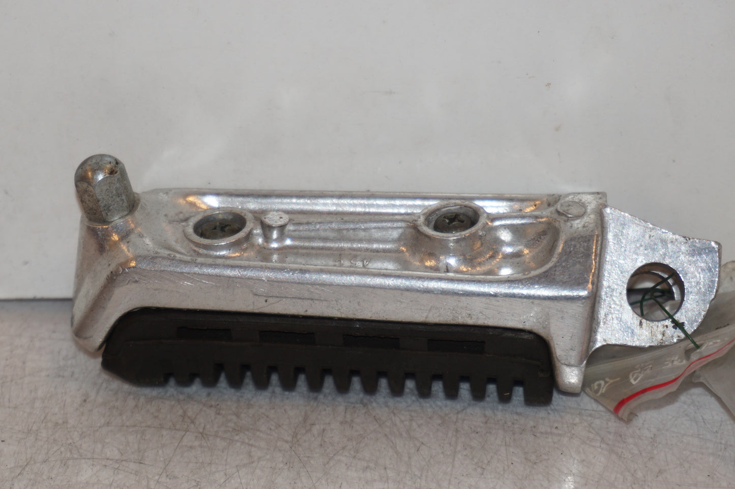 Vänster sida på Fotpinne från en Suzuki GSX 1400 -2003 motorcykel.