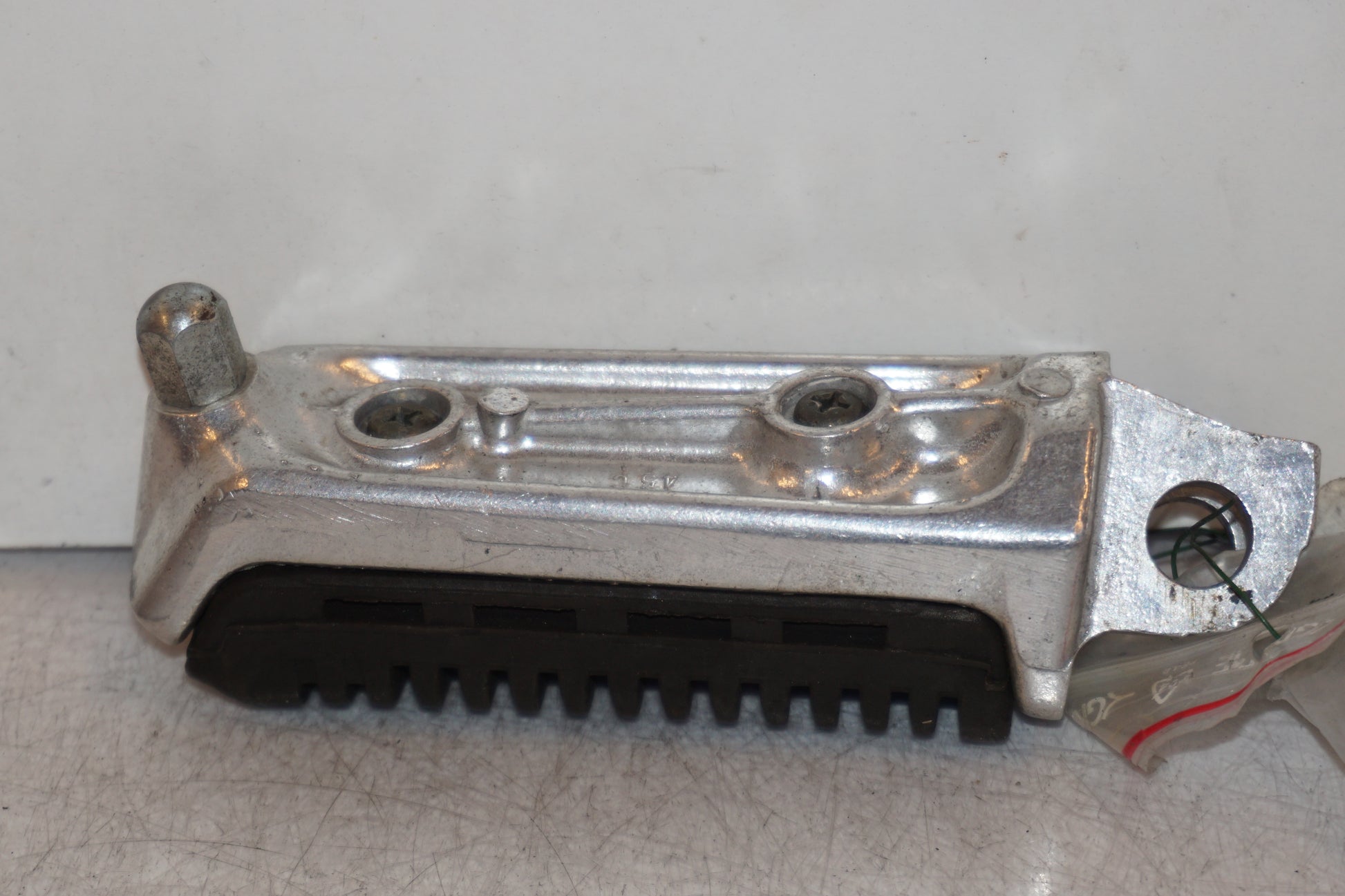 Vänster sida på Fotpinne från en Suzuki GSX 1400 -2003 motorcykel.