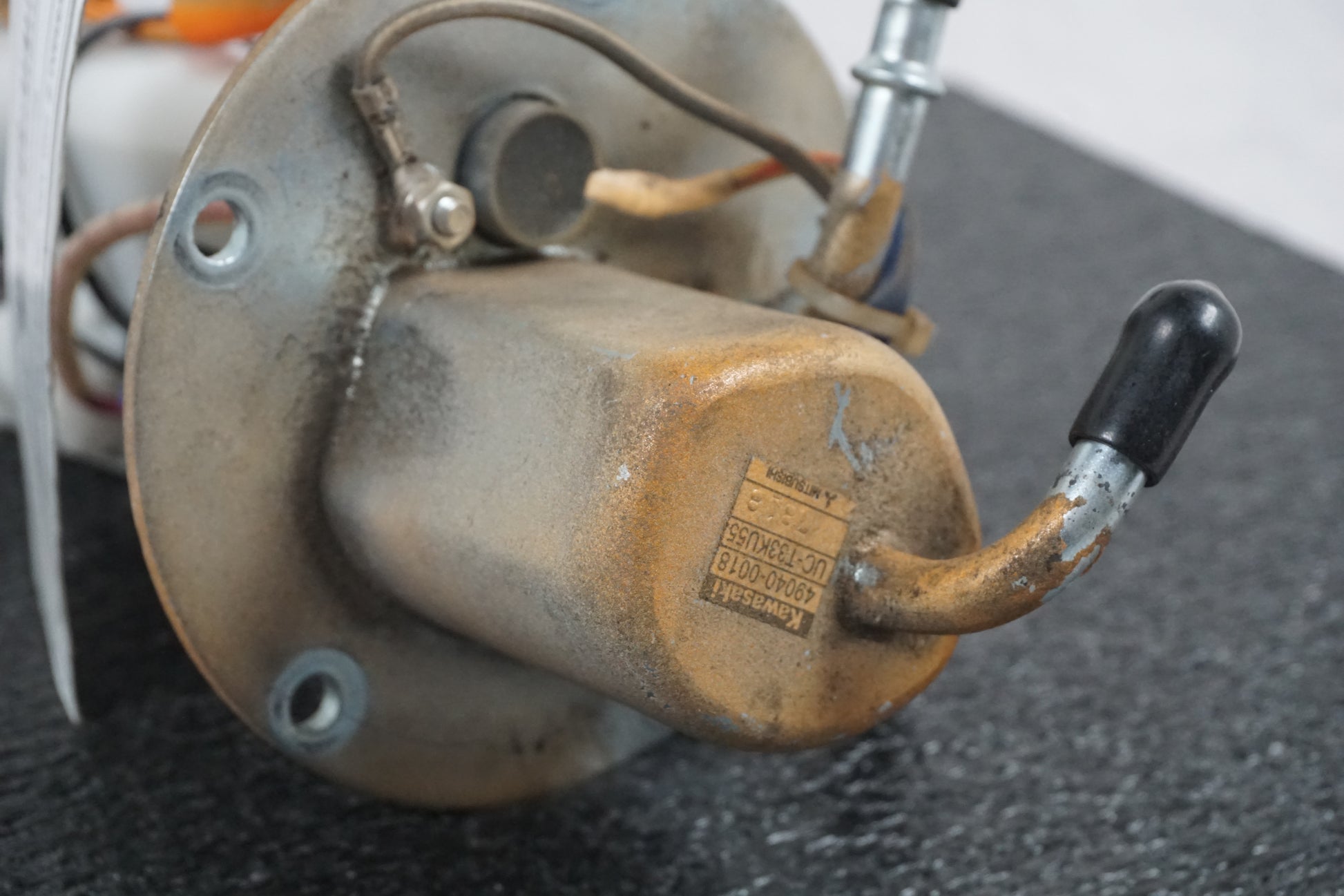 Snett nerifrån på Bensinpump insprut från en Kawasaki Z 750 -2008 motorcykel.