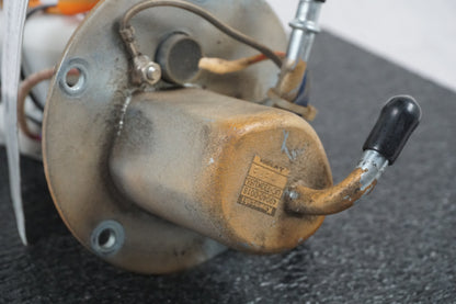 Snett nerifrån på Bensinpump insprut från en Kawasaki Z 750 -2008 motorcykel.