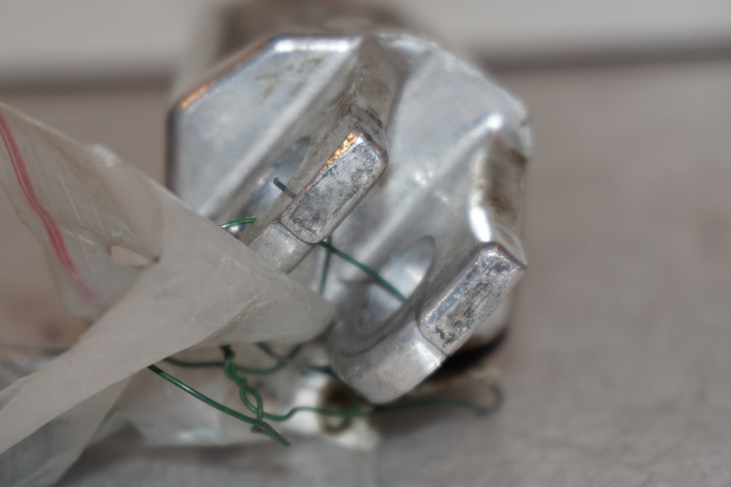 Snett nerifrån på Fotpinne från en Suzuki GSX 1400 -2003 motorcykel.