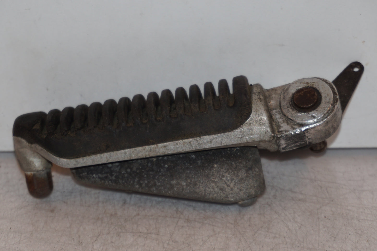 Baksidan på Fotpinne från en Suzuki GSX 750 -1998 motorcykel.