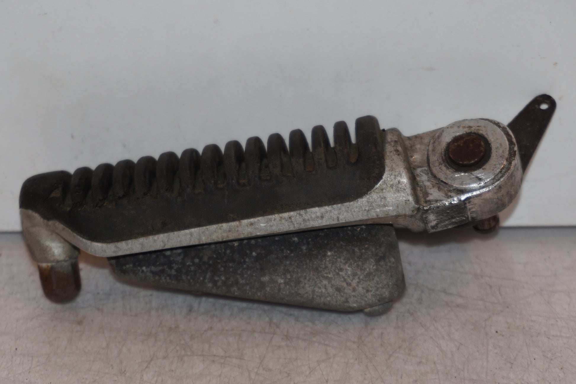 Baksidan på Fotpinne från en Suzuki GSX 750 -1998 motorcykel.