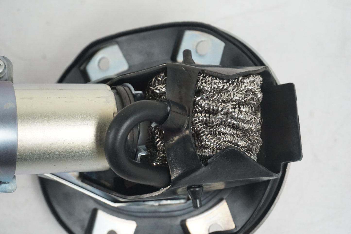 Snett nerifrån på Bensinpump insprut från en Honda VFR 800 -2008 motorcykel.