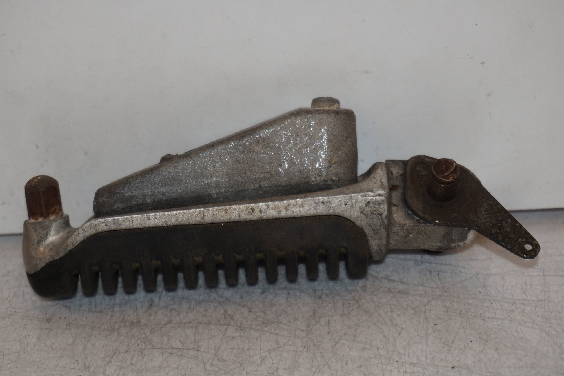 Vänster sida på Fotpinne från en Suzuki GSX 750 -1998 motorcykel.