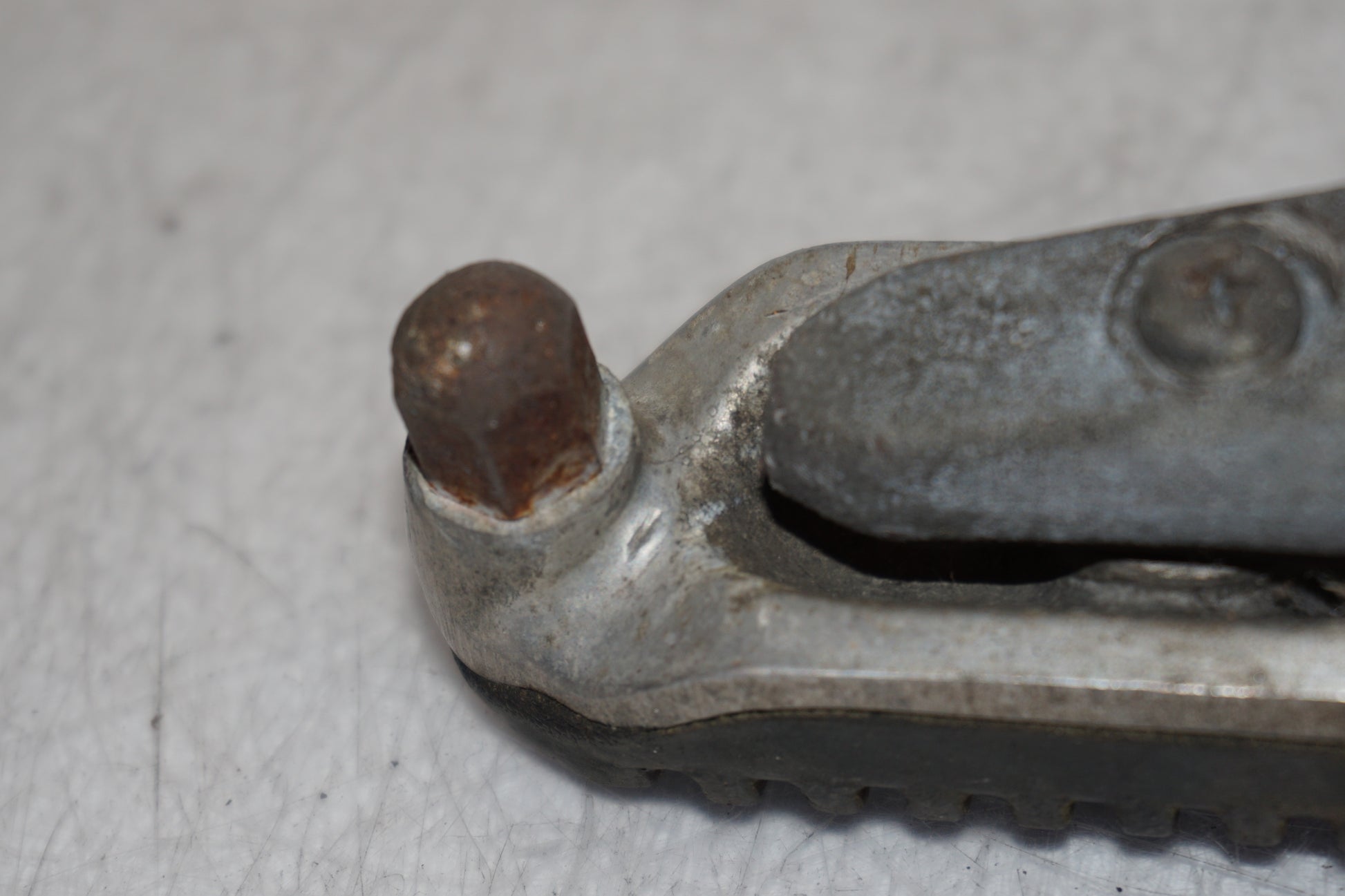 Snett nerifrån på Fotpinne från en Suzuki GSX 750 -1998 motorcykel.