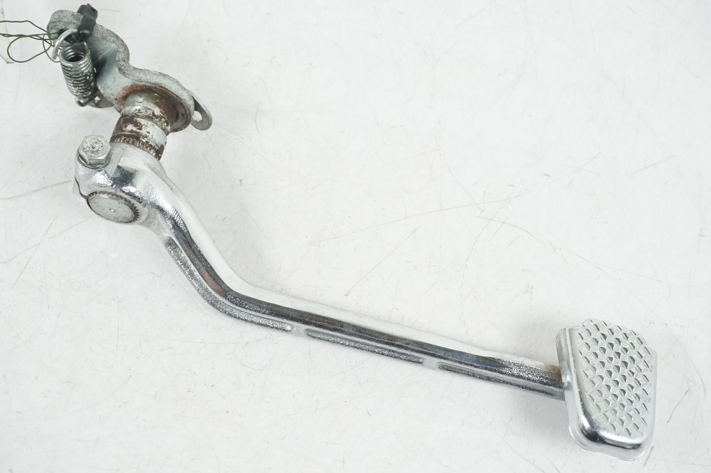 Framsidan på Bromspedal från en Yamaha V-MAX 1200 -1997 motorcykel.