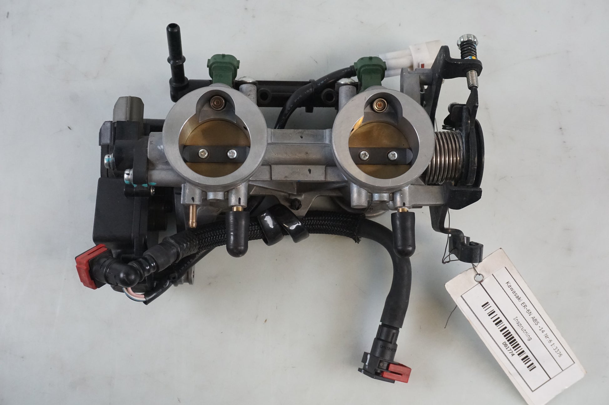 Framsidan på Spjällhus från en Kawasaki ER-6N -2014 motorcykel.