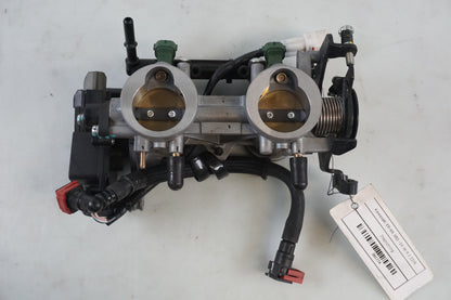 Framsidan på Spjällhus från en Kawasaki ER-6N -2014 motorcykel.