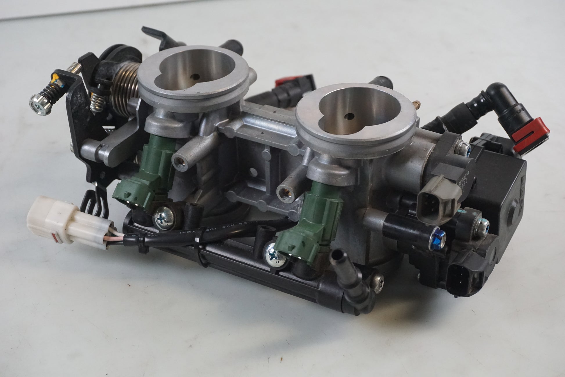 Höger sida på Spjällhus från en Kawasaki ER-6N -2014 motorcykel.