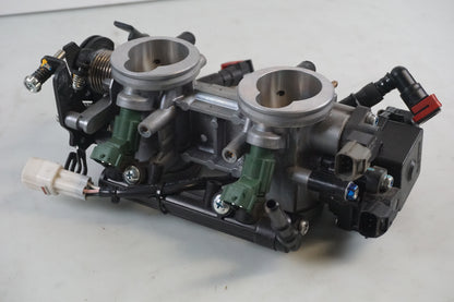 Höger sida på Spjällhus från en Kawasaki ER-6N -2014 motorcykel.