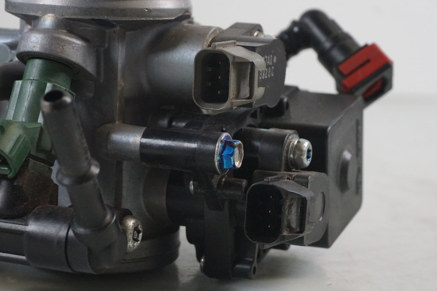 Vänster sida på Spjällhus från en Kawasaki ER-6N -2014 motorcykel.