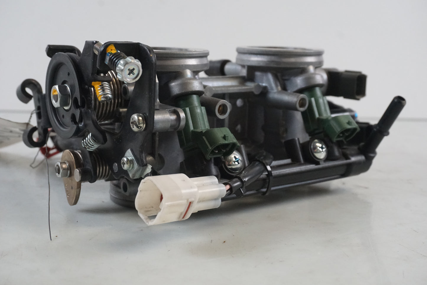 Snett uppifrån på Spjällhus från en Kawasaki ER-6N -2014 motorcykel.